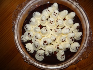 Gâteau d'Halloween à la citrouille et sa nuée de fantômes au chocolat blanc